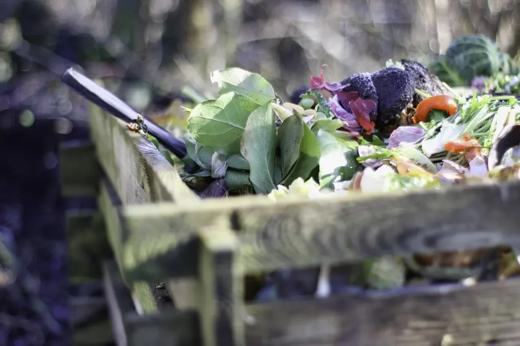 Komposthaufen mit Gartenabfällen und Gemüseabfällen